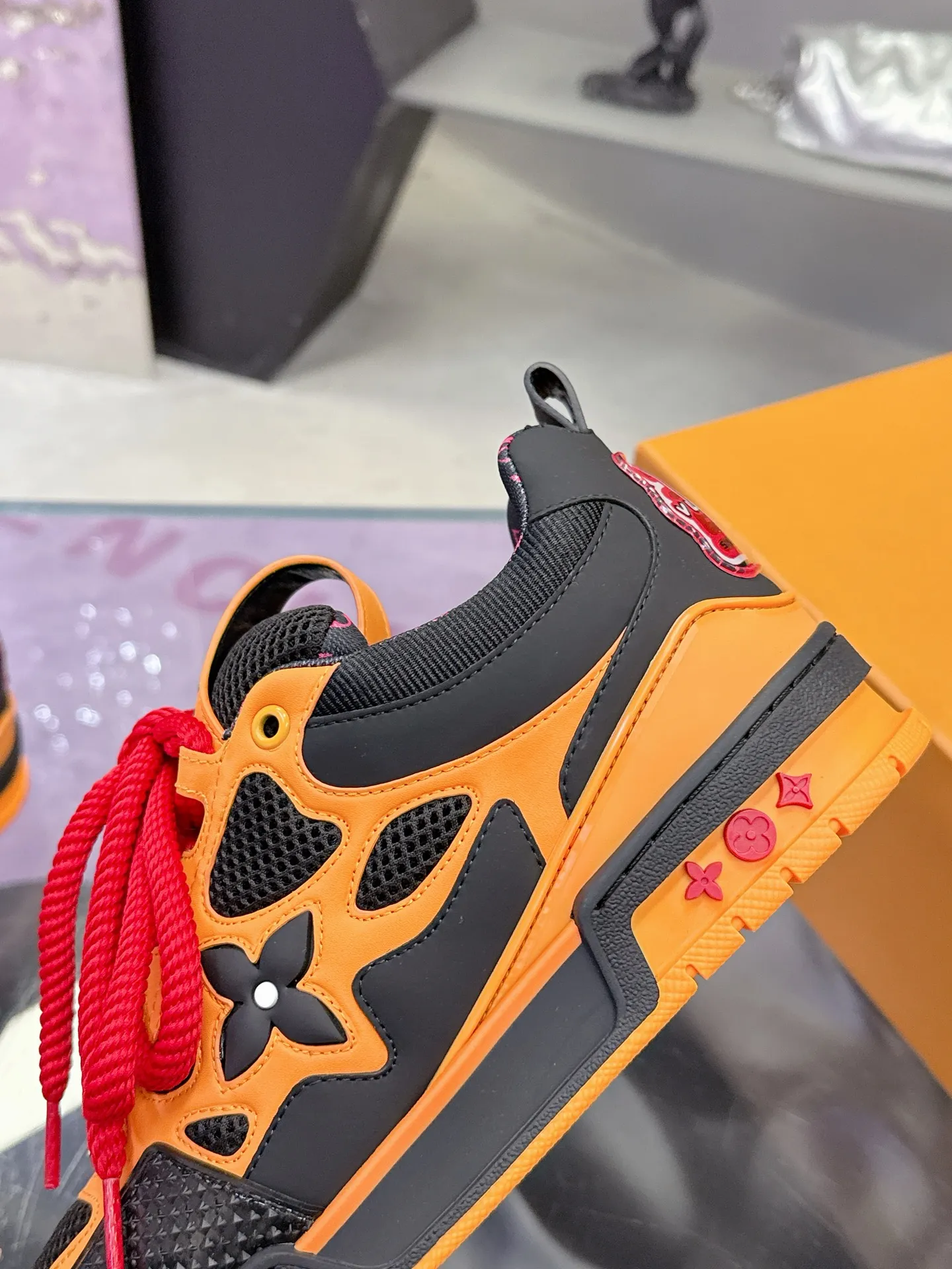 Factory price: 760💰 𝙇𝙑 𝟐𝟎𝟐5 𝐒𝐒 𝐧𝐞𝐰 Officially synchronized new colors💗 Louis Vuitton catwalk skateboard shoes are a hit, LOUIS VUITTON Trainer is undoubtedly one of the most successful Sneakers launched by luxury brands, but the pace of exploration will not stop. LOUISVUITTON will also bring a new series of skateboard shoes in the spring of 2025. The new series in the picture returns to the 90s Chunky Skate Shoes look and feel. The uppers are made of leather and mesh. The fat silhouette and thick shoelaces are very eye-catching. It is expected to have quite a few colors like the Trainer. Judging from the previous DIOR show skate shoes, this chunky style may be even stronger next year.  💎 LV small bread series LV bread shoe series 😘 Couple model Size: Female 35-40 Male 39-44, customized 45, 46